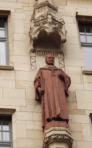 Über den Dingen - Philosoph GWF Hegel am Stuttgarter Rathaus 